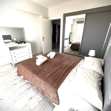 Sea And Sky - Opposite Long Apartment